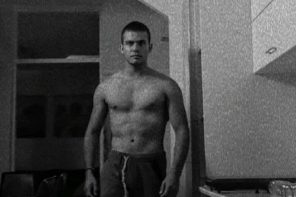 ISPLIVALE GOLE FOTKE POZNATOG SRBINA: Svi ga znamo po ZVERSKOM TELU, a sada se slikao BEZ VEŠA i pokazao PONOS!