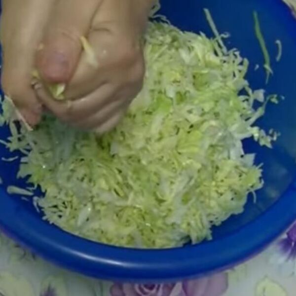 Da li u kupus salatu ide prvo ulje ili sirće? Sva mudrost je u redosledu, u kafani znaju za ovo pravilo