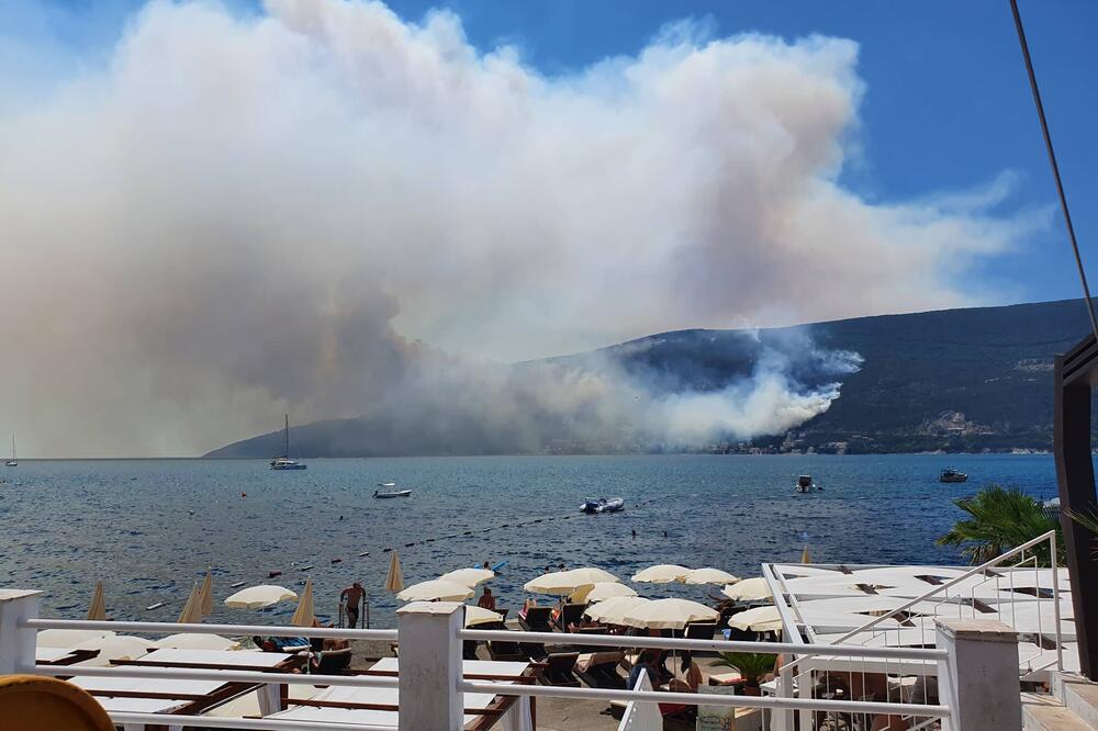 PRVE FOTOGRAFIJE POŽARA KOJI BESNI IZNAD NJIVICA: Vatrena stihija se ŠIRI, situacija je KRITIČNA! (FOTO/VIDEO)