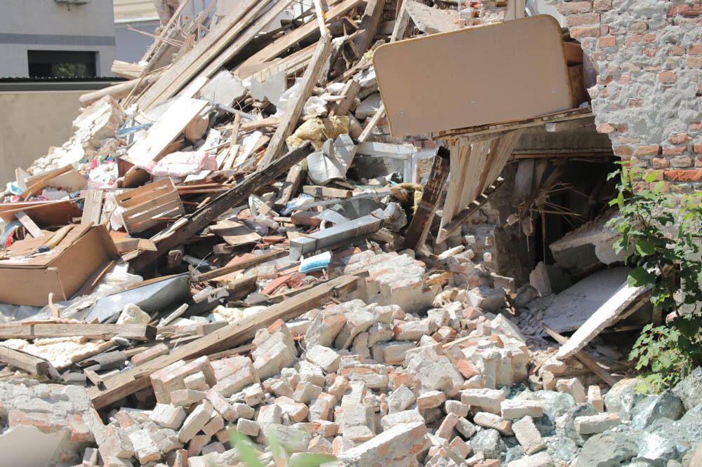 URUŠIO SE BALKON NA ZGRADI U SOČIJU: 3 osobe bile na njemu, dvoje POGINULIH!