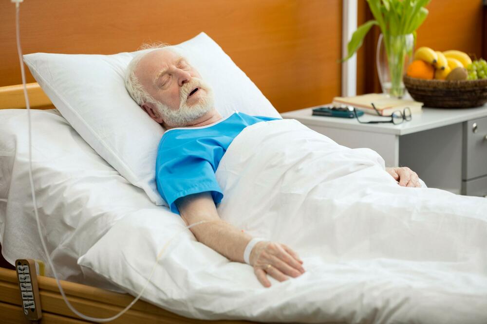 12 SIMPTOMA KOJI SE JAVLJAJU PRED SMRT: Medicinska sestra OTKRIVA sve o KRAJU ŽIVOTA- iskustvo je poprilično JEZIVO