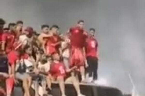 BIVŠI FUDBALER PARTIZANA SKOČIO SA AUTOBUSA! Šokantan snimak se širi društvenim mrežama! (VIDEO)