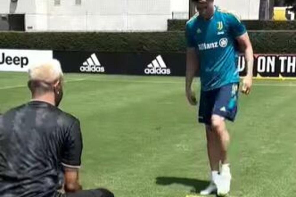 Novak je dobar sa fudbalskom, Vlahović je MALO bolji sa teniskom lopticom! (VIDEO)