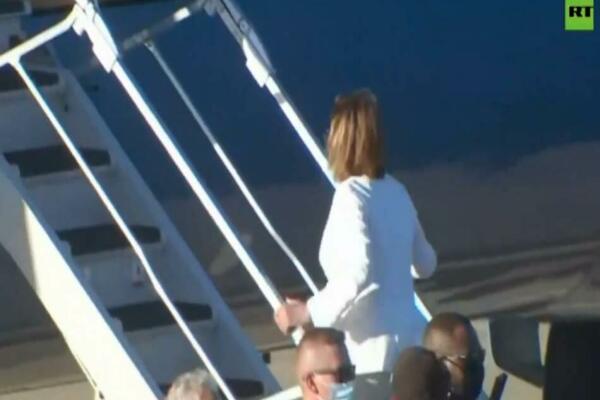 NENSI PELOSI U ŽURBI NAPUSTILA TAJVAN: Isplivao snimak, pre ulaska u avion URADILA JE OVO! (VIDEO)