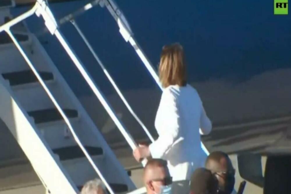 NENSI PELOSI U ŽURBI NAPUSTILA TAJVAN: Isplivao snimak, pre ulaska u avion URADILA JE OVO! (VIDEO)