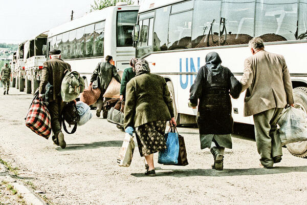 "UŽASNI PRIZORI, NAROD BJEŽI I OSTAVLJA SVOJE": Potresno sećanje DEVOJČICE koja je bila u NAJTUŽNIJOJ KOLONI!