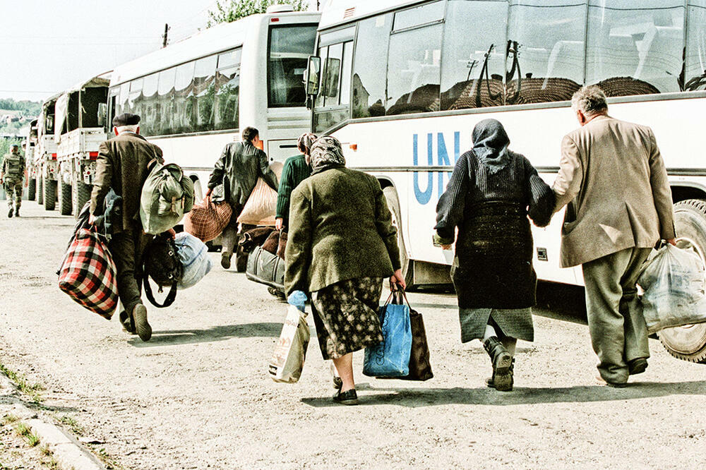 "UŽASNI PRIZORI, NAROD BJEŽI I OSTAVLJA SVOJE": Potresno sećanje DEVOJČICE koja je bila u NAJTUŽNIJOJ KOLONI!