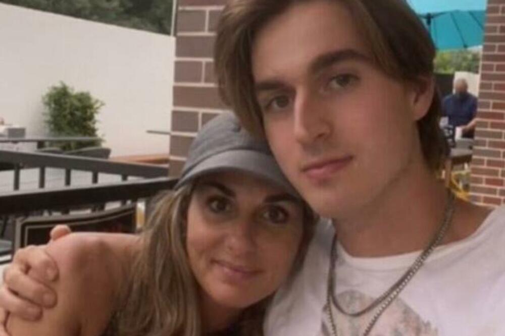 SNIMAK UČITELJICE (48) SA MLAĐIM MOMKOM KRUŽI INTERNETOM: Ljudi zure i upiru prstom (VIDEO)