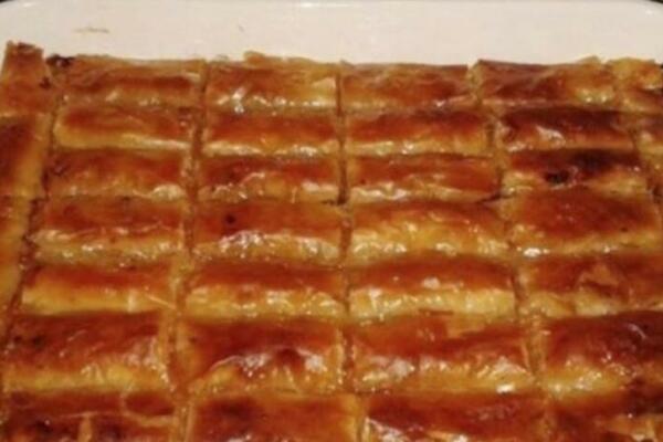 PORED ČESNICE NA BOŽIĆNOJ TRPEZI MORATE IMATI DOMAĆU PITU SA JABUKAMA I ORASIMA: Ovaj RECEPT uspeva i POČETNICAMA