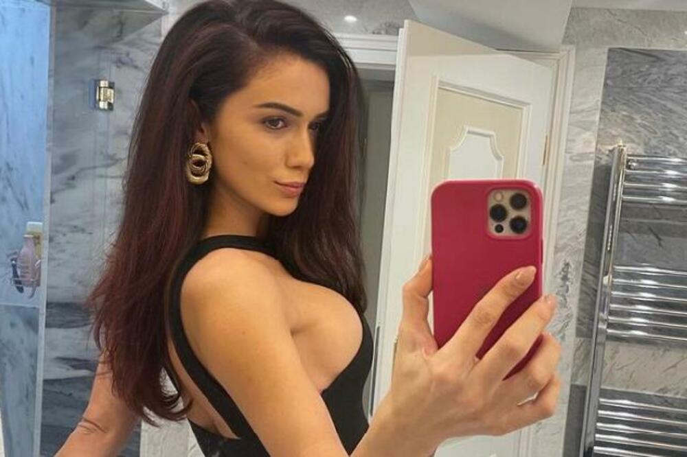 ŽENA GOLMANA IZDOMINIRALA: Objavila brutalne slike u kupaćem! (FOTO)