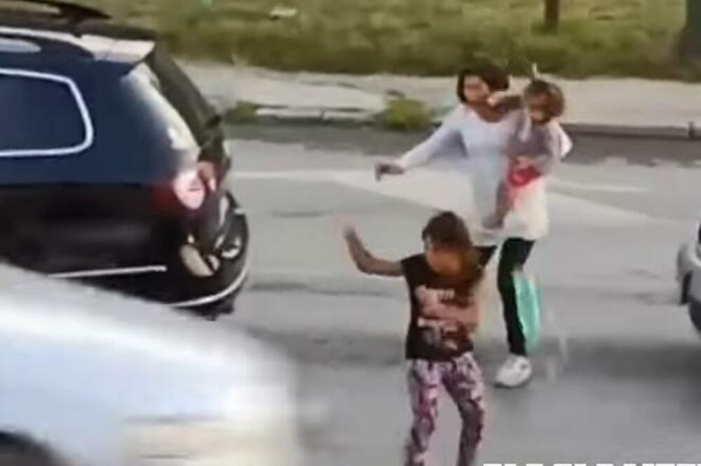 UZNEMIRUJUĆI SNIMAK IZ VISOKOG: Pogledajte kako je auto udario devojčicu, SAMO JE ISTRČALA NA ULICU (VIDEO)