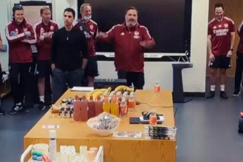 KLUPSKI FOTOGRAF ODRŽAO GOVOR! Igrači prvo zanemeli a onda im se vratio duh, ČUDOTVORAC (VIDEO)