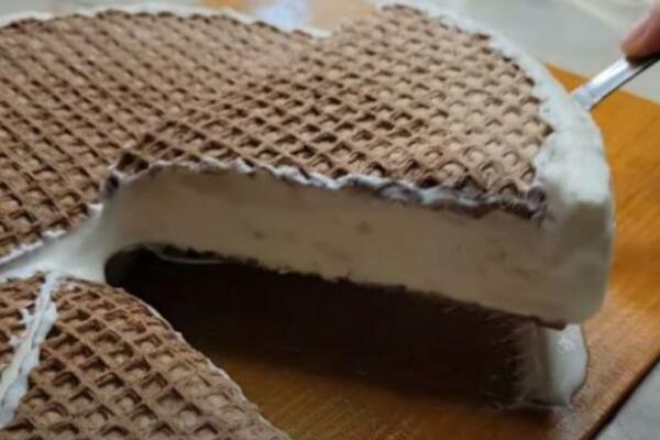 OVAKVU POSLASTICU NISTE JOŠ PROBALI, TOPI SE U USTIMA: Sladoled torta sa OBLANDAMA od samo 4 sastojaka (VIDEO)