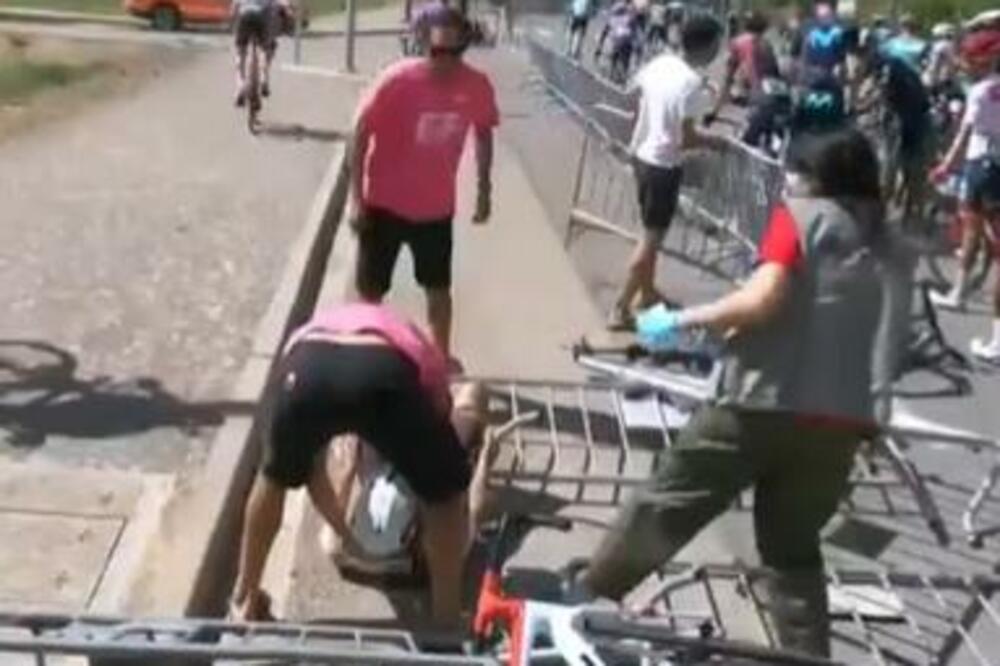 SITNICA IZAZVALA OPŠTI KARAMBOL: Popadali su na sve strane, leže IZRANJAVANI kao posle bitke! (VIDEO)