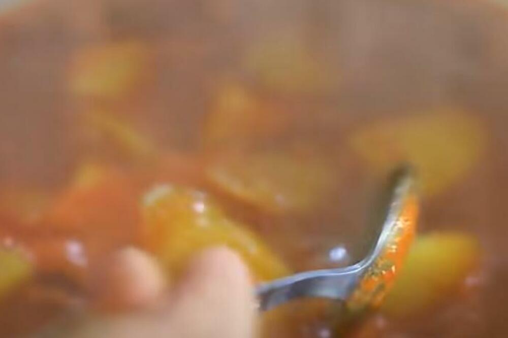 SUDŽUK PAPRIKAŠ JE GOTOV ZA 30 MINUTA: Južnjački specijalitet kojem nećete odoleti ni za 3 života (RECEPT)