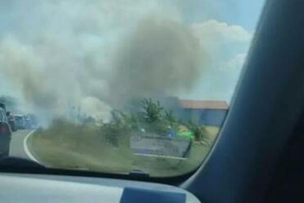 SREMČICA U PLAMENU: Gore njive, DIM KULJA, ovo ne deluje NIMALO DOBRO (FOTO)