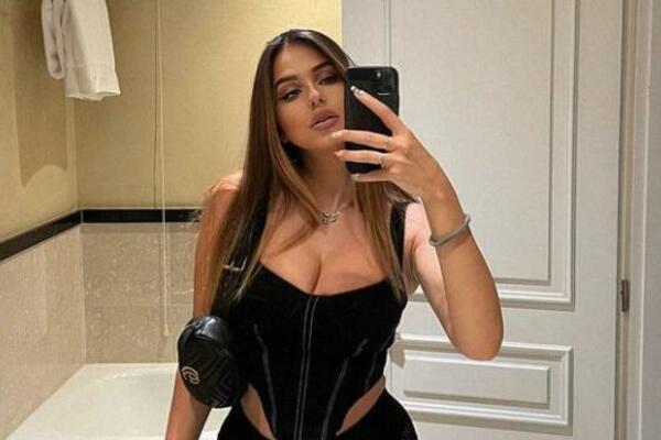 ATRAKTIVNA PLAVUŠA POKAZALA CELU ZADNJICU U BAZENU: Zavrteće vam se u GLAVI od OVE POZE, muškarci ovo je za INFARKT