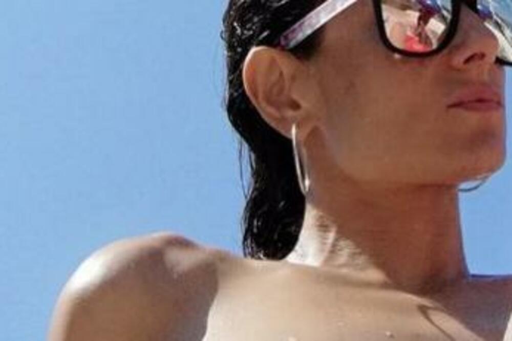 SRPSKA GLUMICA OSVANULA SKROZ GOLA! Prizor samo za ODRASLE, ne može BRUTALNIJE (FOTO)