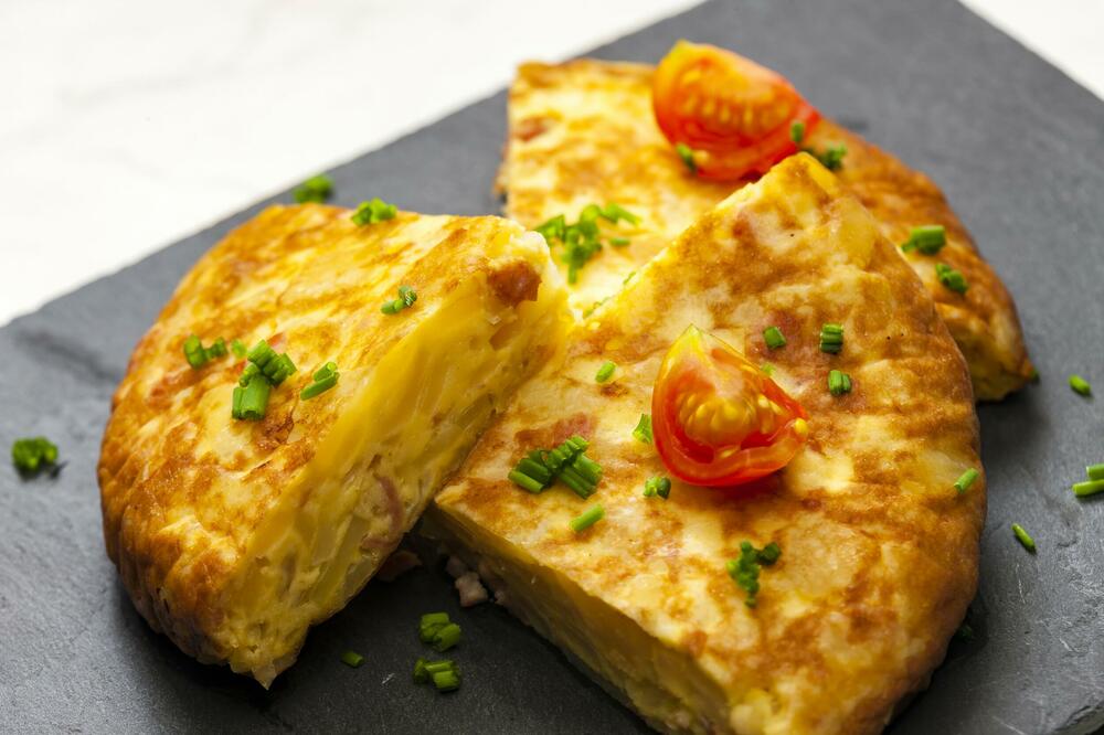 NAPRAVITE PIKANTNI DORUČAK KOJI SE SPREMA ZA 10 MINUTA: Jaja i kobasice u ovoj KOMBINACIJI niste OKUSILI (RECEPT)