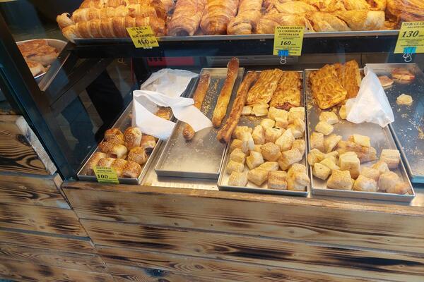 NARODE, EVO ŠTA U STVARI JEDETE PO PEKARAMA: Bivša pekarka otkrila strašnu istinu o srpskom pecivu!