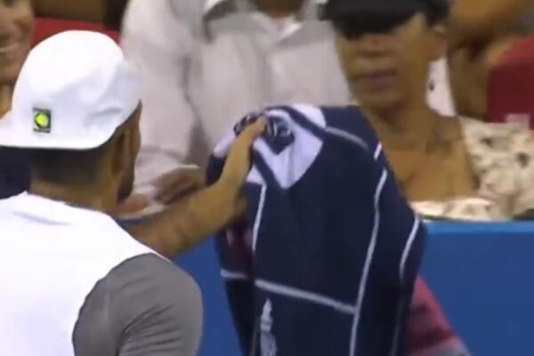 DRAMA NA MEČU NIKA KIRJOSA! Pogodio je lopticom pravo u GLAVU, evo kako se izvukao! (VIDEO)