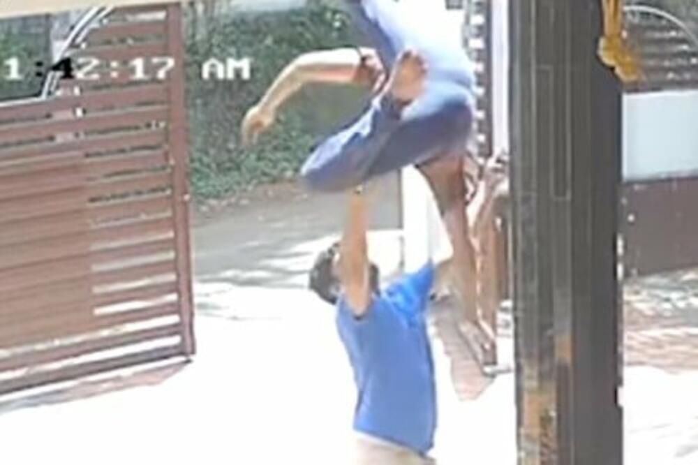 STRAVIČNO, USNIMLJENO KAKO ČOVEK PADA SA TERASE: Ovo je JEZIVO, ostaćete BEZ DAHA! (VIDEO)