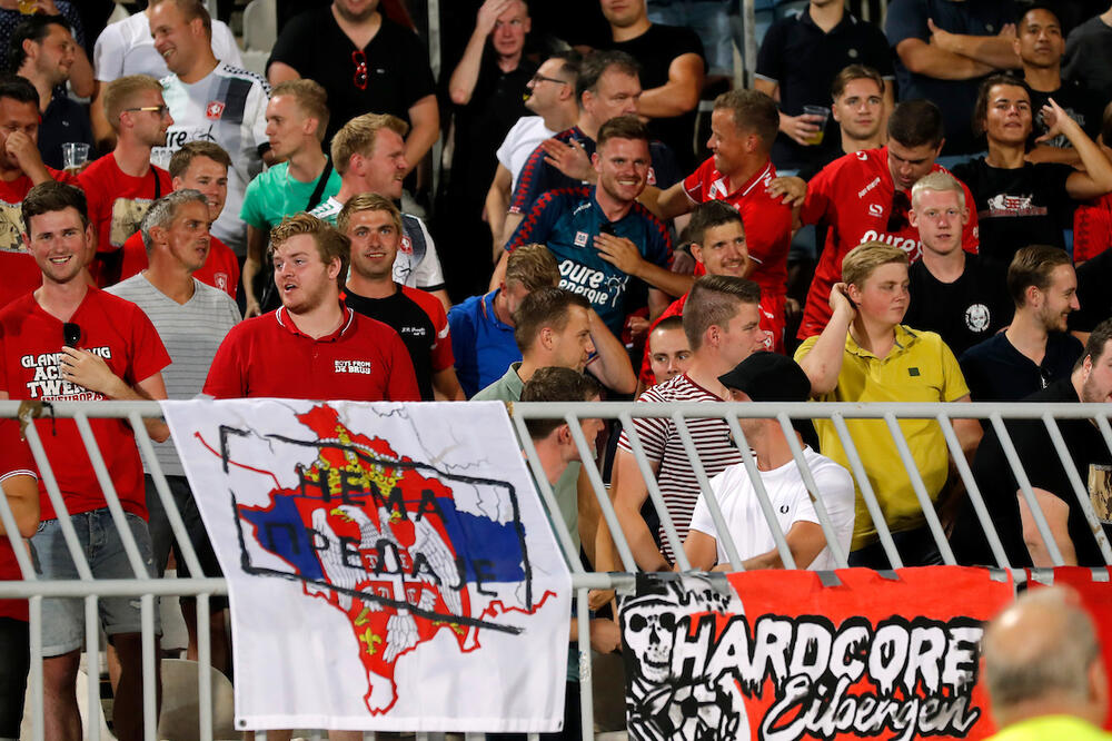 HUMSKOM ODZVANJA "KOSOVO JE SRBIJA!" Navijači Tventea istakli i zastavu sa grbom Srbije i jakom porukom! (FOTO)