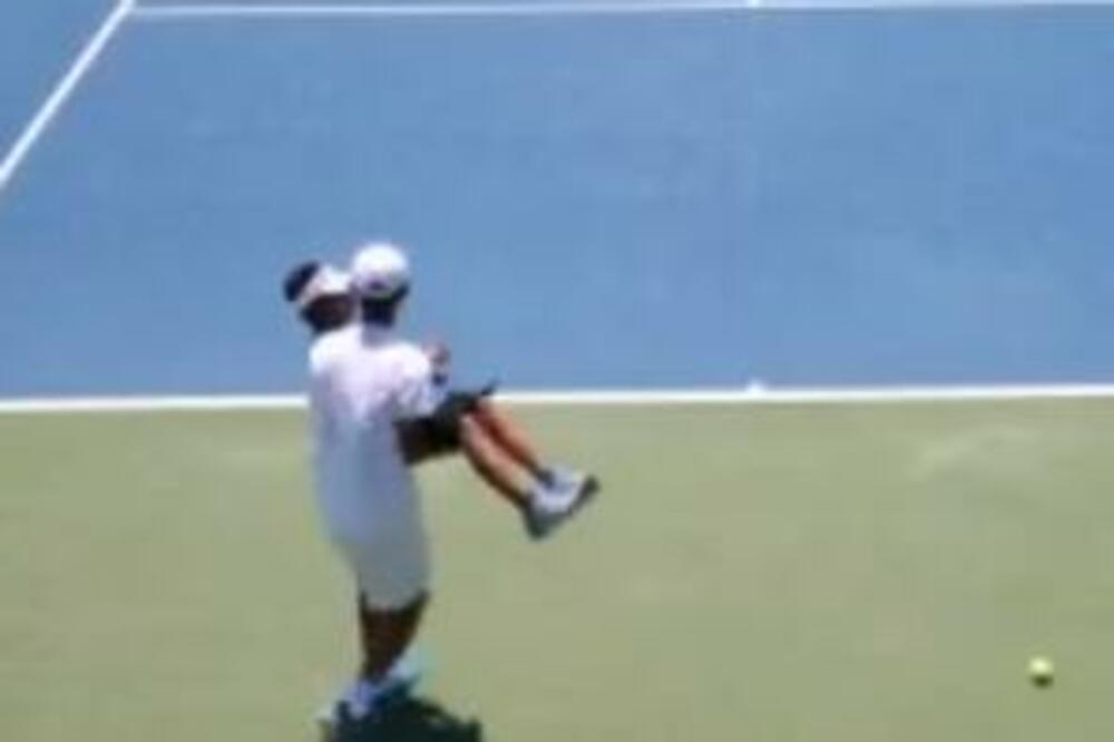 Bacio reket, podigao skupljača lopti - SPREČIO OZBILJNU DRAMU! (VIDEO)