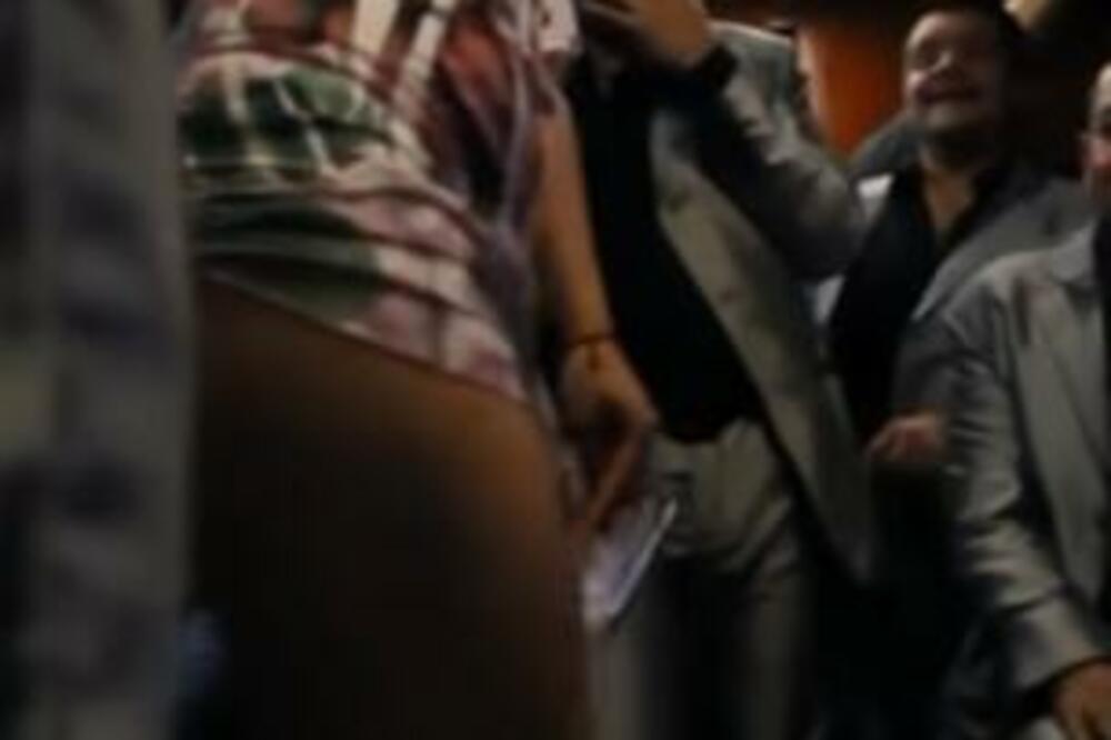 SKANDALOZNI SNIMAK POZNATE VODITELJKE! Skida gaće dok je članovi jednog benda pipkaju i snimaju! (ŠOK VIDEO)