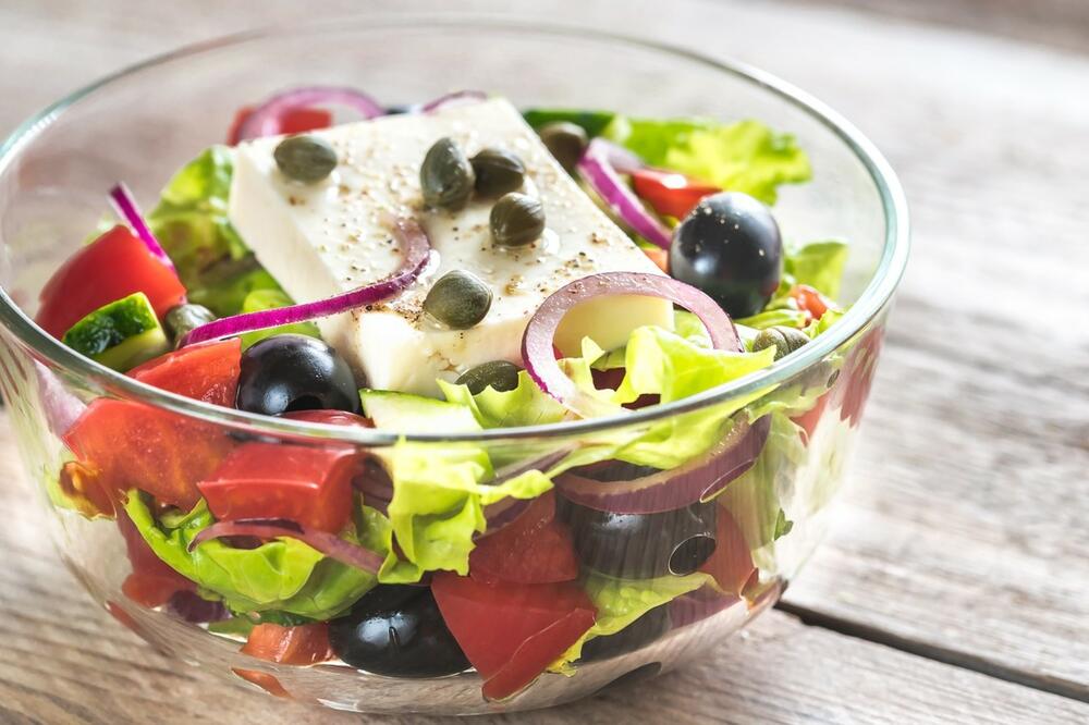 GRCI i SRBI DOBIĆE OSPICE KAD VIDE OVO - Salata od 1.000 dinara u Kataru, a sastojci kiselina i jedan sir (FOTO)