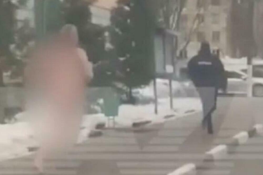 HITČINA, SKROZ GOLA ŽENA JURILA POLICAJCA, ON URADIO OVO: Sevnulo na sve strane (VIDEO)