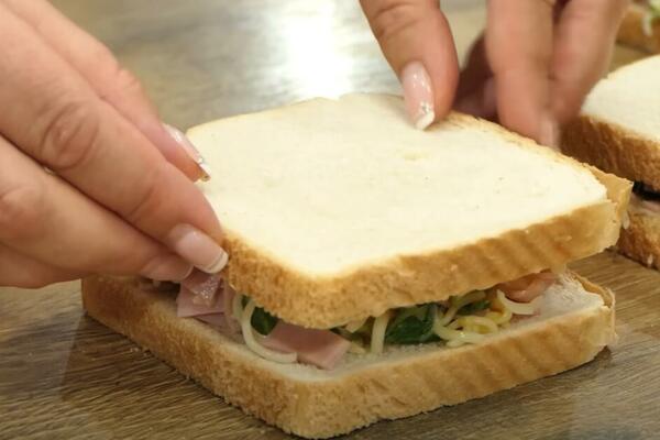 UMESTO KLASIČNIH NAPRAVITE SOČNE PUNJENE PRŽENICE: Kada vidite NADEV stalno ćete ih SPREMATI OVAKO (RECEPT)