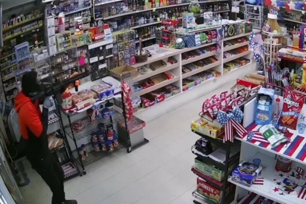 "OTKINUO MI JE RUKU": Snimak napada na VLASNIKA KAFIĆA ledi krv u žilama (VIDEO)