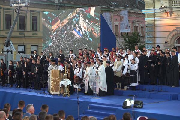 EVO KAKO JE IZGLEDALO OBELEŽAVANJE GODIŠNJICE "OLUJE" U NOVOM SADU: Okupljeni su poslali SNAŽNU PORUKU! (VIDEO)