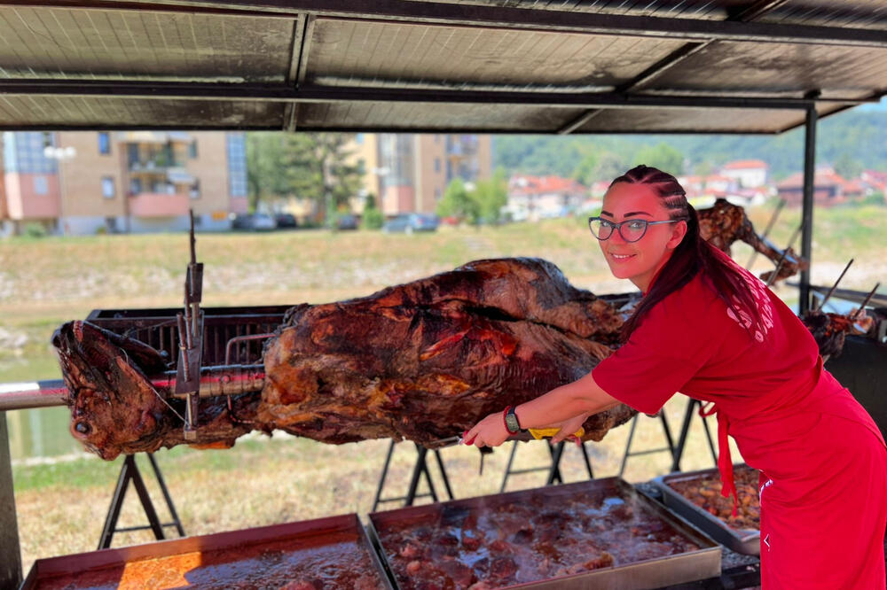 PRELEPA SANJA VRTI VOLA ZA SVE PARE! Ona je jedina žena u Srbiji koja peče ovaj gigantski srpski delikates (FOTO)