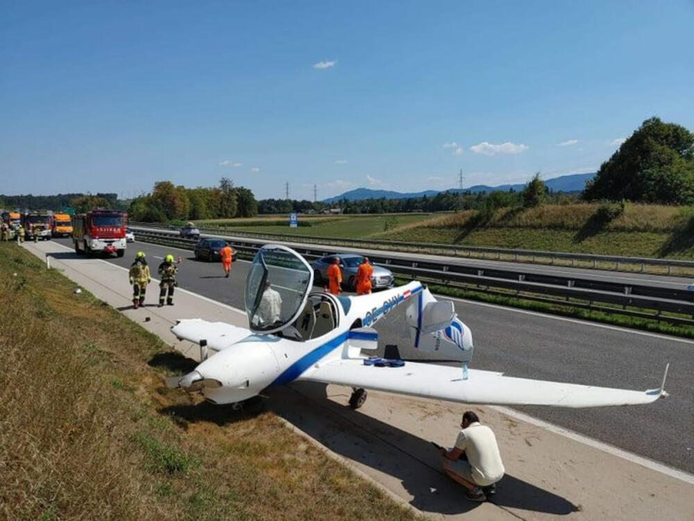 Slovenija, Avion