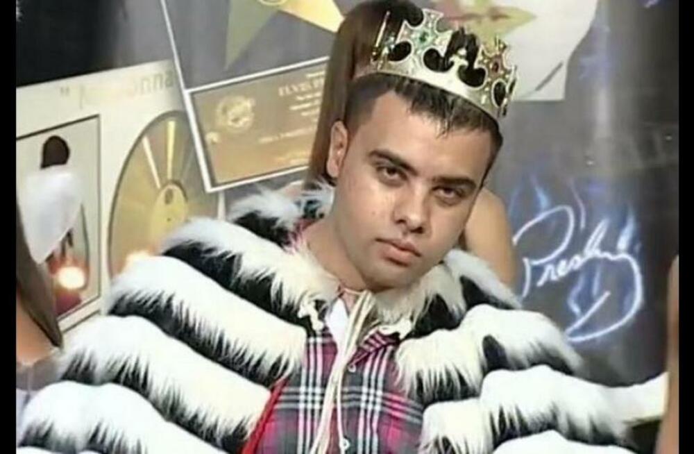 Dejan je u Srbiji vodio kontroverznu emisiju „Luda kuća“