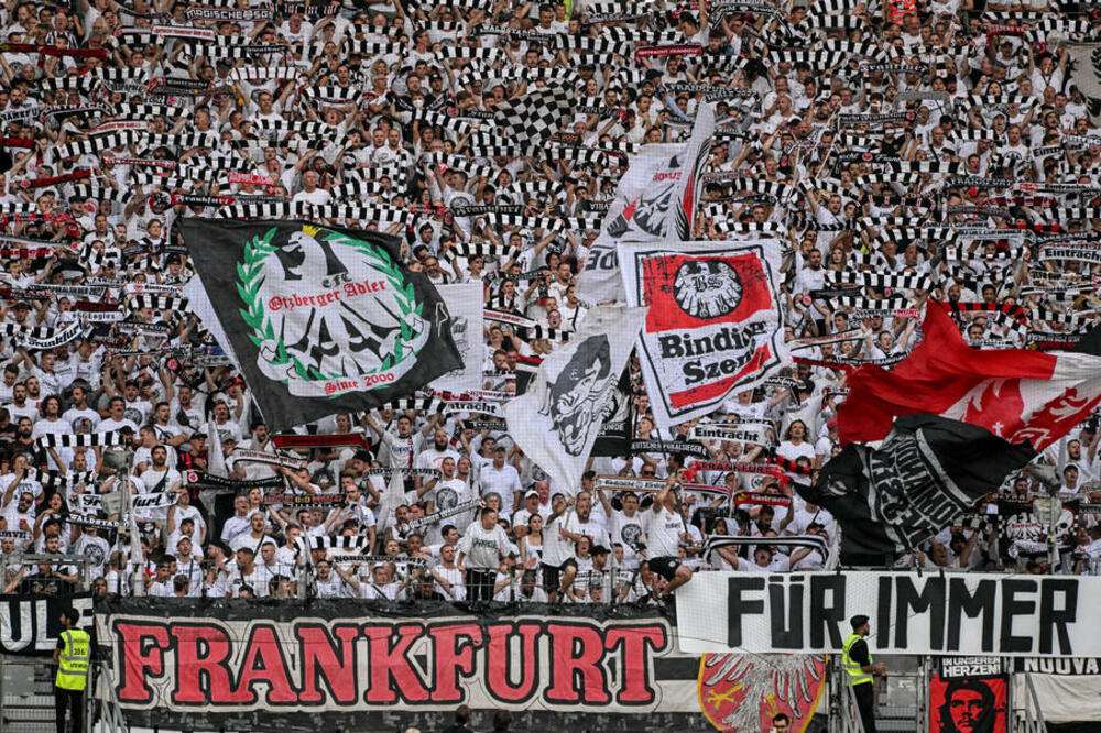 INCIDENT U FRANKFURTU! Obezbeđenje JEDVA savladalo navijača koji je prekinuo utakmicu! (FOTO)