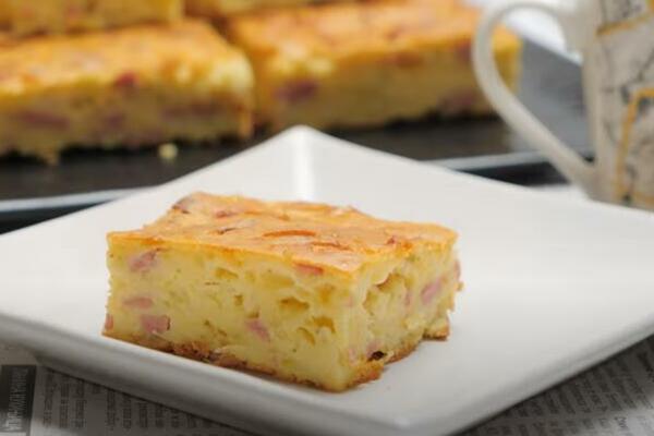 DORUČAK KOJI SE PRAVI ZA 10 MINUTA, A UKUS MU JE BOŽANSTVEN: Izlivena pita sa SIROM I ŠUNKOM, FANTAZIJA (RECEPT)