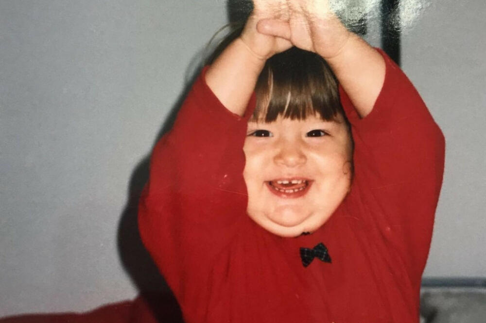 OVA SLATKA DEVOJČICA DANAS JE JEDNA OD NAJLEPŠIH GLUMICA U SRBIJI:Nikada nećete pogoditi o kome je reč,SVI JE ZNATE