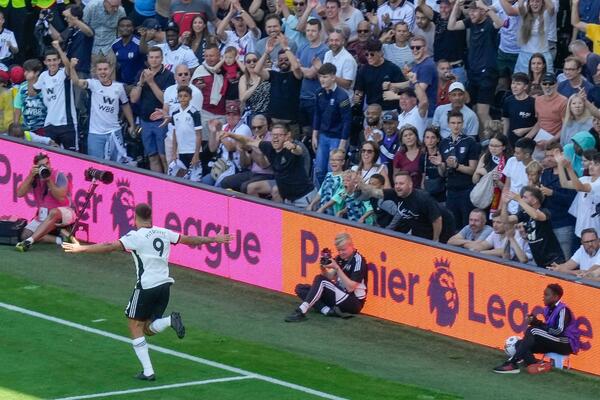 MITROVIĆ DONEO VELIKU RADOST NAVIJAČIMA: Srpski napadač pogodio u 90. minutu, ponovo se ori Mitro's on fire! VIDEO