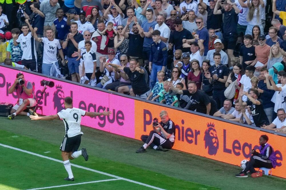 KOMENTATOR POLUDEO POSLE MITROVIĆEVOG GOLA! Hit reakcija - Srbin je senzacija u Engleskoj! (VIDEO)