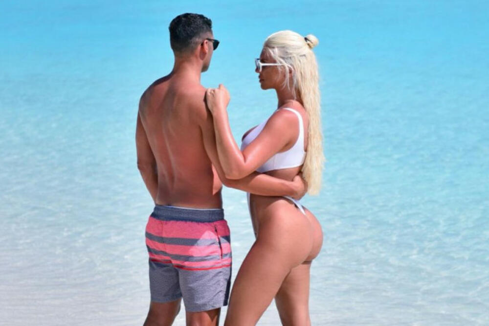 JELENA KARLEUŠA SE OGLASILA POVODOM NAVODNE AFERE NJENOG MUŽA: Evo da li je Duško sa PEVAČICOM