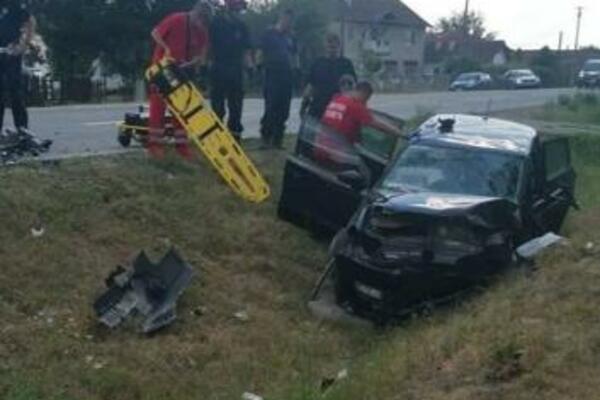 JEZIVA SAOBRAĆAJNA NESREĆA U PETLOVAČI: Automobili potpuno SMRSKANI, Hitna na terenu! (FOTO)