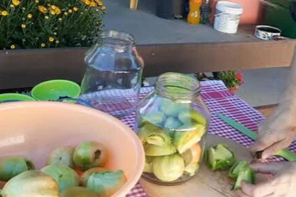 OVO JE NAJBOLJI RECEPT ZA PARADAJZ IZ TEGLE: Imaćete vrhusku ZIMNICU koja će odmah nestati sa polica