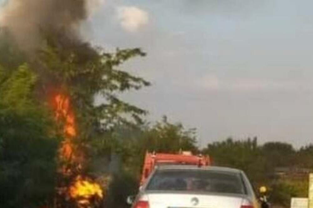PREVRNUO SE AUTOMOBIL I BUKNUO U PLAMEN: Za dlaku izbegnuta TRAGEDIJA kod Sente!