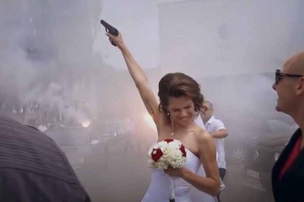 Mlada sa UTOKOM! Bakljade, dimne bombe dok gruva SARS: Ovako izgleda navijačka svadba! TEK DA VIDITE GOSTE (VIDEO)