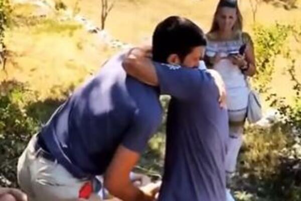 Emotivni susret: Deka zagrlio Novaka PA SAMO ŠTO SE NIJE RASPLAKAO! (VIDEO)