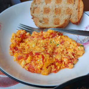 "ZBOG OVOGA IMAM BOLJI KRVNI PRITISAK, A NE PODIŽE HOLESTEROL" Kardiolog OTKRIO šta jede za DORUČAK i sve ŠOKIRAO!