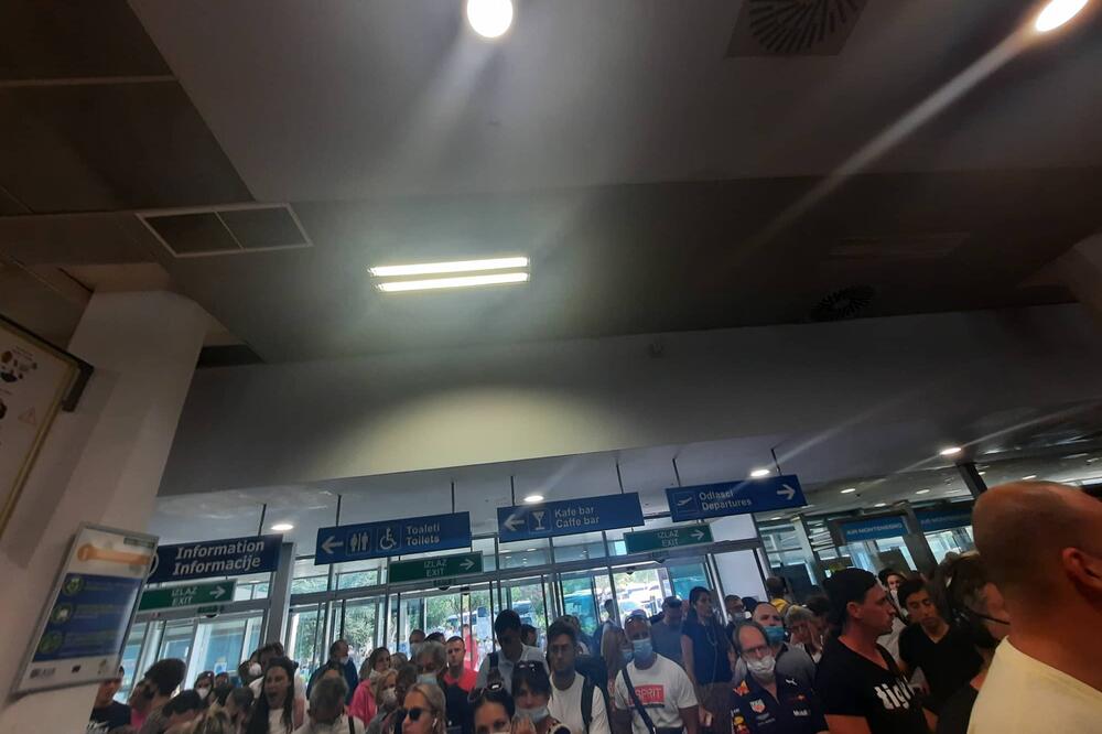 OPSADNO STANJE NA AERODROMU U TIVTU: Detaljno se pregleda 90 putnika iz SRBIJE!
